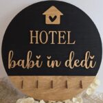 Obešalo za ključe hotel babi in dedi