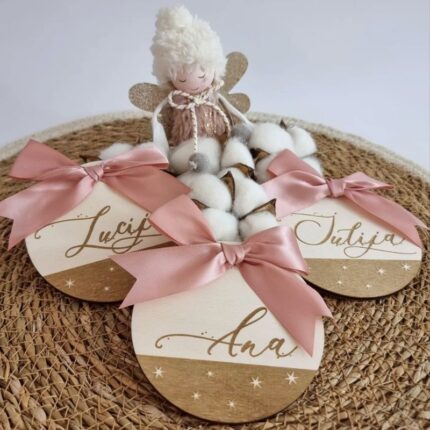 Novoletni okrasek z mašnjico in imenom